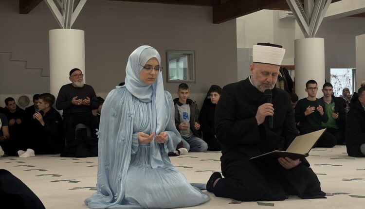 ميرها تشيكاريتش تخرجت بتفوق من مدرستها الثانوية الإسلامية وتتابع دراستها حاليًا بكلية طب الأسنان بسراييفو