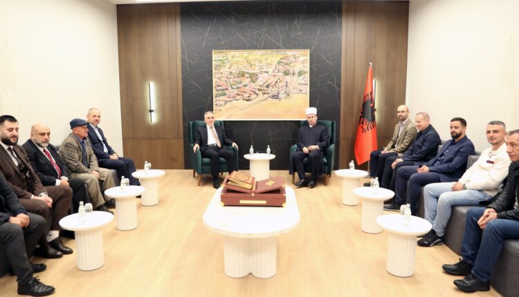 تم توقيع مذكرة تعاون بين المشيخة الإسلامية في ألبانيا ورئيس اتحاد الجمعيات الإسلامية الألبانية في ألمانيا بهدف تطوير مبادرات مشتركة تلبي احتياجات المسلمين الألبان داخل الوطن وفي الخارج.