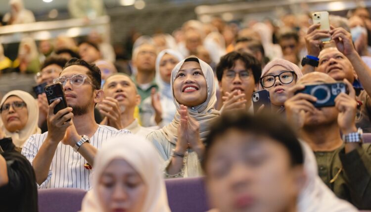 يمثل حفل تخرج 2025 من برنامج aLIVE محطة مضيئة في مسار التعليم الديني في سنغافورة، ورسالة واضحة بأن الاستثمار في المعرفة القيمية هو أساس بناء جيل واثق، مستنير، ومؤهل لخدمة مجتمعه وخيره.