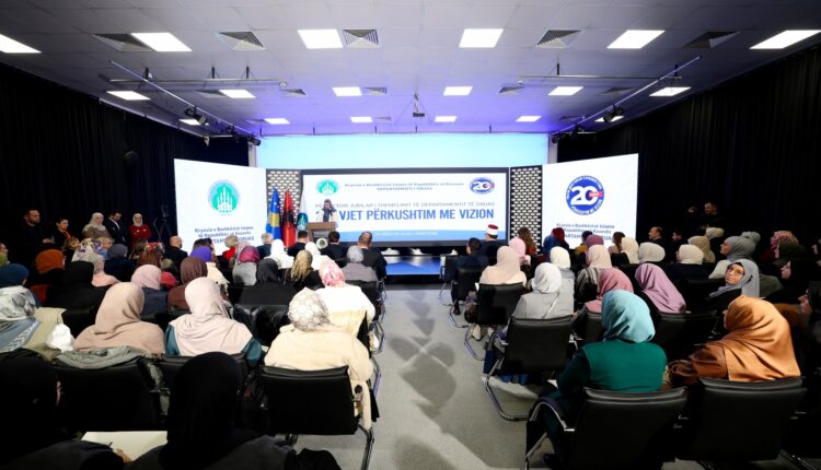 في كلمتها استعرضت رئيسة قسم المرأة، السيدة واجدة بنياكو، مسيرة القسم منذ تأسيسه والدور الحيوي الذي تلعبه النساء المسلمات في تطوير المجتمع الكوسوفي.