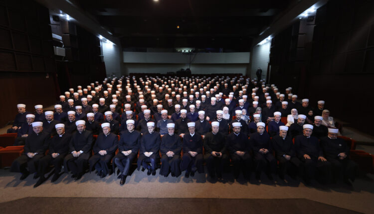 في احتفال تربوي دعوي متميز احتضن المركز الثقافي البوسني في مدينة توزلا احتفالية رسمية كبرى خُصصت لتسليم الإجازات الدينية للأئمة والمدرسين العاملين ضمن نطاق مفتيّ الولاية