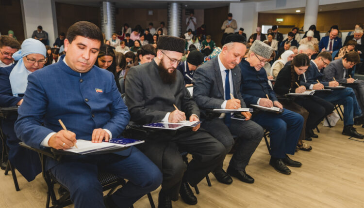 شهدت قازان عاصمة تتارستان بوسط روسيا إقامة الحدث العالمي التعليمي “الاختبار الكتابي باللغة التتارية” الذي أصبح منصة لإحياء الهوية الثقافية والتاريخية للتتار وتعزيز لغتهم الأم