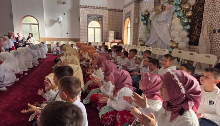 تؤدي معلمات الدين الإسلامي العاملات في المشيخة الإسلامية في بلغاريا دورًا تربويًا وتاريخيًا رائدًا في تعليم الأطفال القرآن الكريم ومبادئ الإسلام، ليس فقط من خلال الدروس بل عبر التربية القلبية والسلوك اليومي.