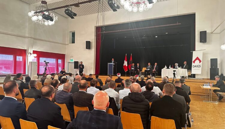 نظمت المشيخة الإسلامية الألبانية في سويسرا ندوة دولية تبحث الدور المتنامي للمساجد الألبانية في خدمة الوطن والدين وبناء نموذج متوازن للاندماج الواعي والمسؤول.