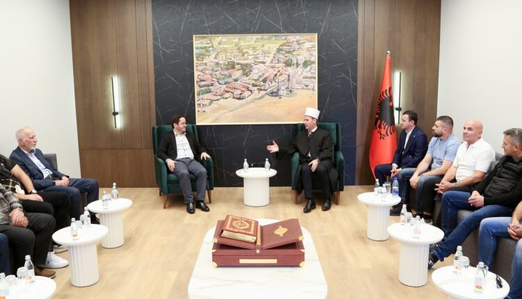 ميهاس أليا يشيد بدور المشيخة الإسلامية الألبانية كمرجعية دينية ومؤسسية للمسلمين الألبان في أوروبا