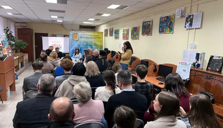 مكتبة دنيبروبيتروفسك الإقليمية للشباب تتحول إلى منصة حوارية تجمع الأكاديميين والمثقفين وممثلي الجاليات