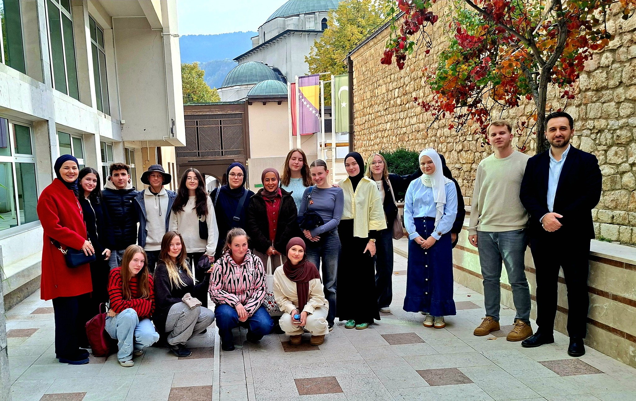 شهدت الزيارة مشاركة في الأنشطة المدرسية اليومية، بدءًا من العروض التقديمية والغداء المشترك وصولًا إلى الفعاليات الإبداعية والفنية