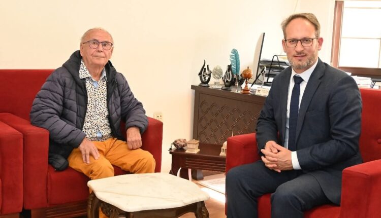 تبرع الحاج بلال ليكاي بسبع مئة متر مربع من أرضه وبنى مسجدًا يُعرف اليوم بـ“المسجد الحجري” أحد أجمل مساجد محافظة بريزرن