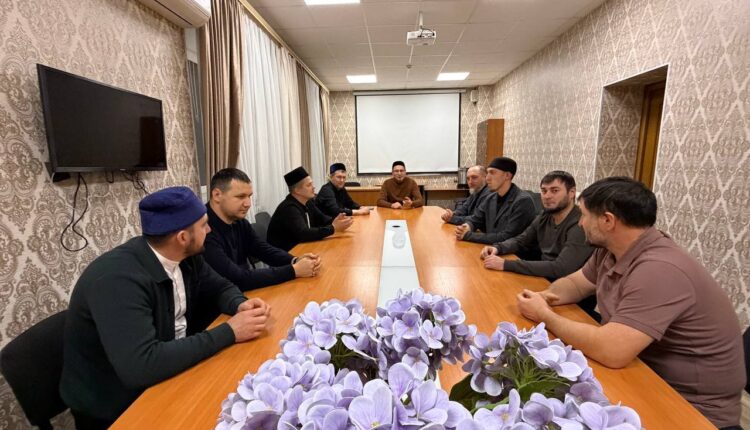 المجتمعون أكدوا أن الأئمة بحاجة إلى بيئة أخوية تخفف عنهم الضغوط النفسية وتعينهم على أداء رسالتهم الدعوية