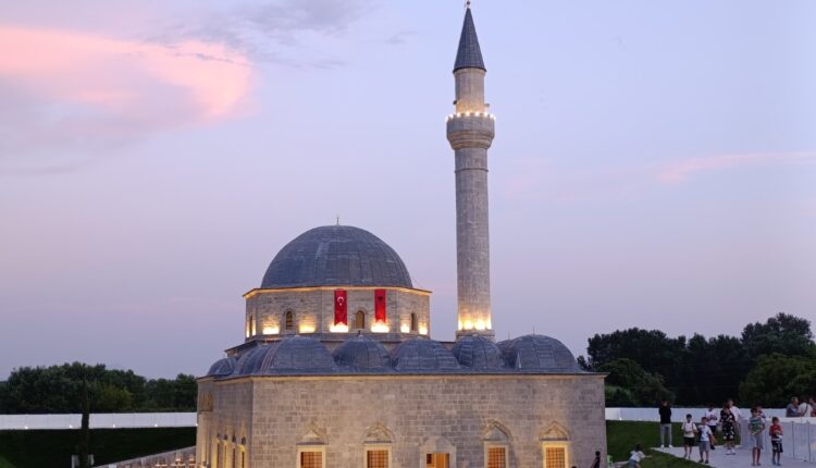 يُعد الجامع الرصاصي علامة فارقة في تاريخ ألبانيا الحديث فقد كان أول مسجد يُعاد افتتاحه في نهاية الحقبة الشيوعية ما جعله رمزًا لبداية عودة الحرية الدينية بعد عقود من الإغلاق والمنع