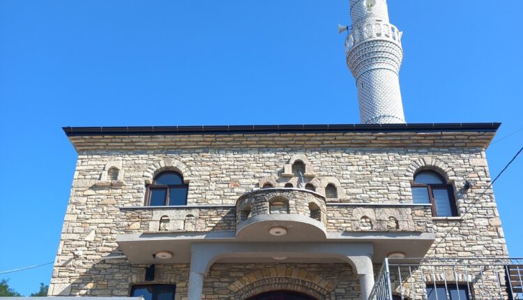 تبرع الحاج بلال ليكاي بسبع مئة متر مربع من أرضه وبنى مسجدًا يُعرف اليوم بـ“المسجد الحجري” أحد أجمل مساجد محافظة بريزرن