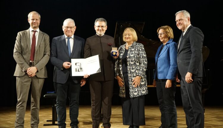 أكدت المشيخة الإسلامية في جمهورية مقدونيا الشمالية أن تكريم الإمام د.بنيامين في ميونيخ يعكس تقدير العالم لجهوده في بناء جسور التواصل بين الأديان والثقافات