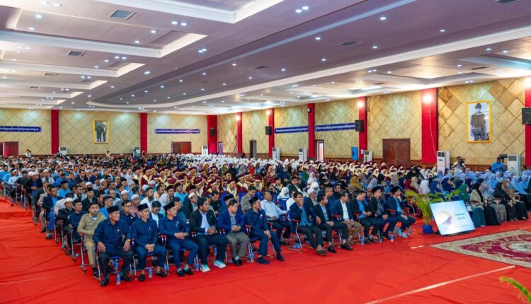 يأتي هذا الحدث تحت شعار تعزيز الوحدة لتحقيق السلام، بتنظيم مشترك بين اتحاد المعلمين المسلمين وجمعية المصدر الطيب الكمبودية.